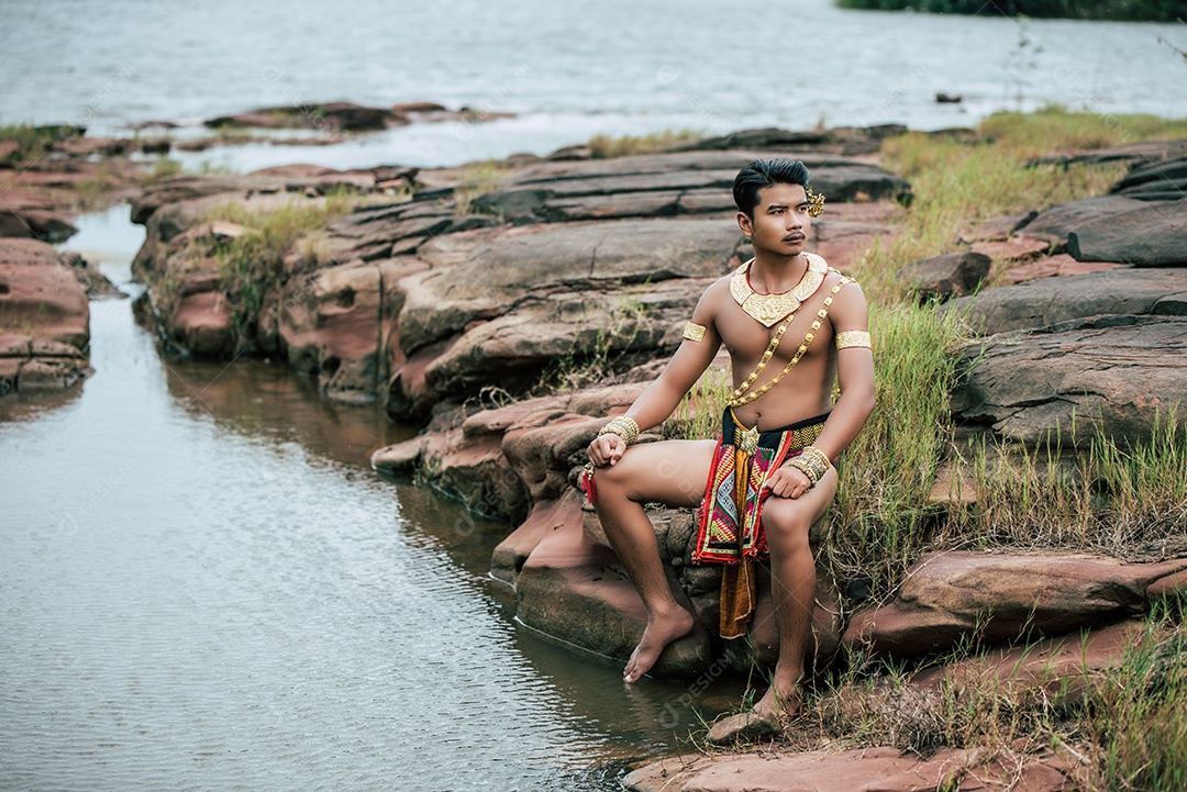 homem sem camisa na lendária Tailândia literária no rei da serpente