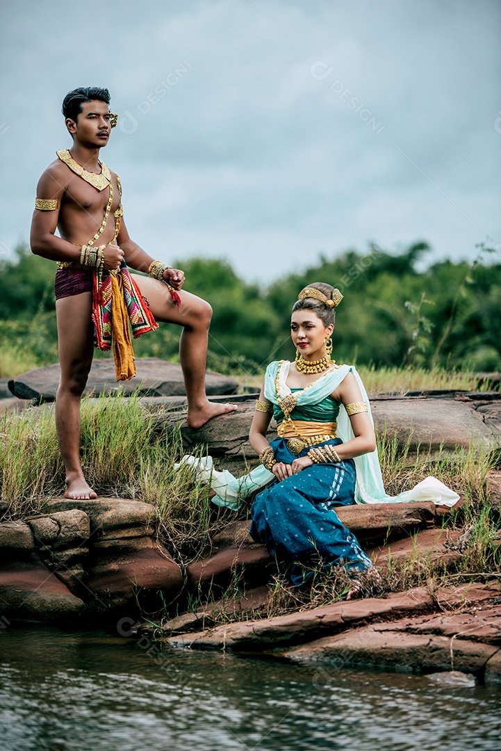 Jovem e bela mulher nas lendárias serpentes literárias da Tailândia