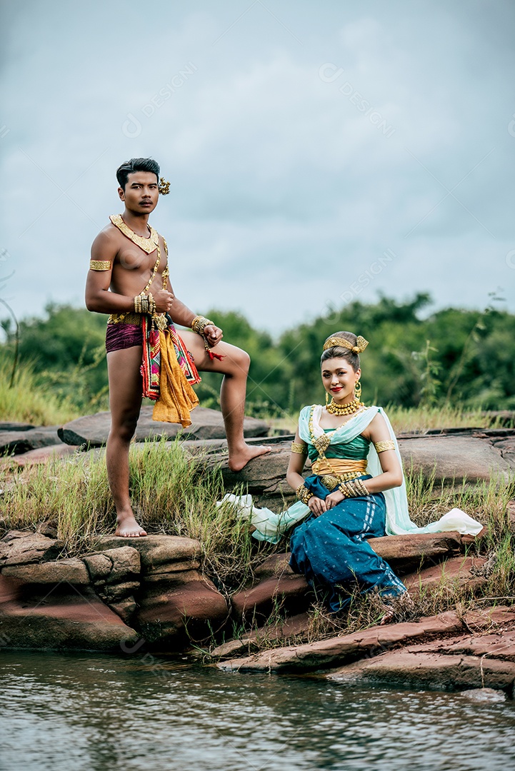 Jovem e bela mulher nas lendárias serpentes literárias da Tailândia