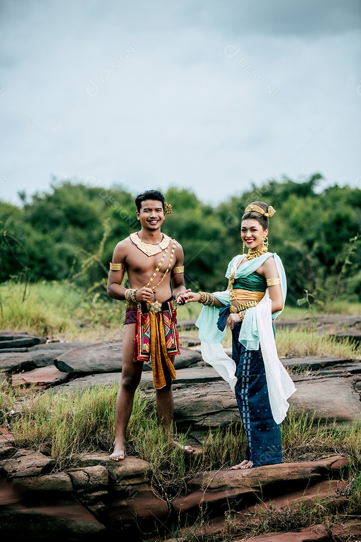 Jovem e bela mulher nas lendárias serpentes literárias da Tailândia