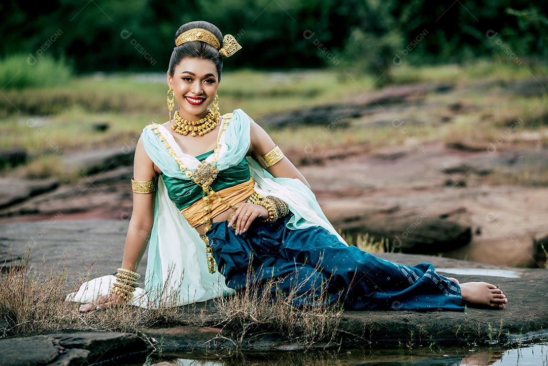 Jovem e bela mulher nas lendárias serpentes literárias da Tailândia