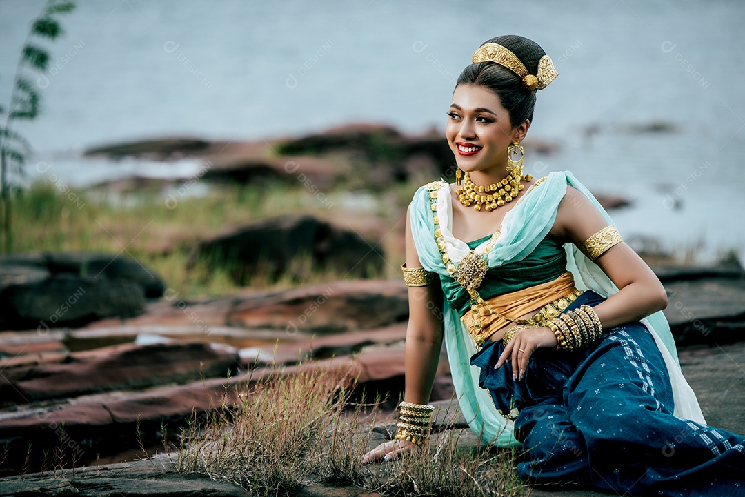 Jovem e bela mulher nas lendárias serpentes literárias da Tailândia