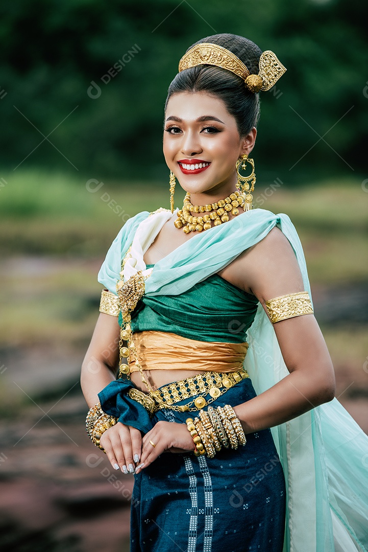 Jovem e bela mulher nas lendárias serpentes literárias da Tailândia