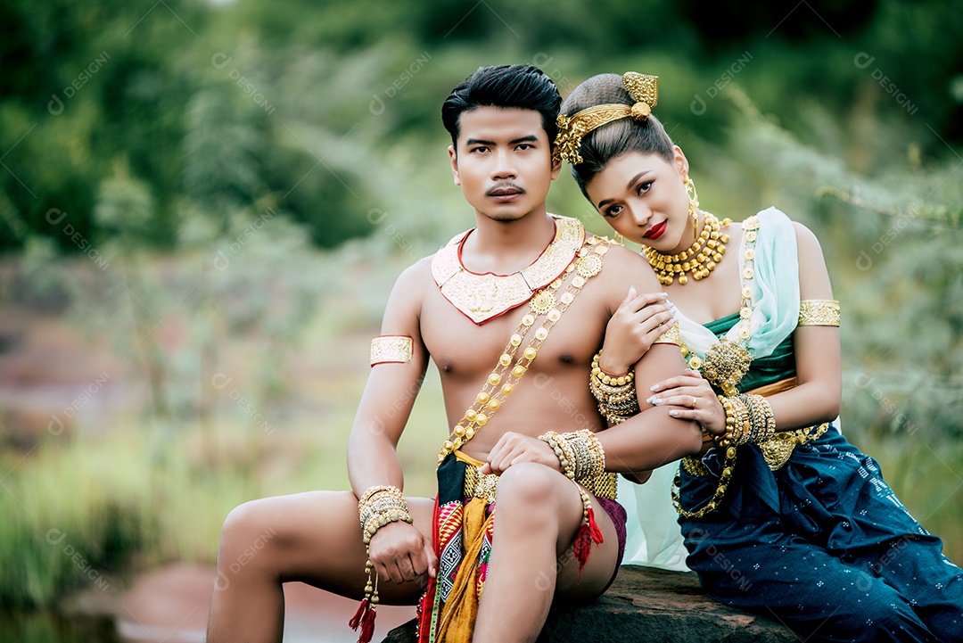 Retrato jovem mulher bonita vestindo tradicional com ornamento que Rainha de Naga, literatura