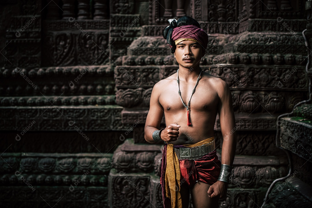 Bonito homem sem camisa em lindo vestido na lenda história de amor