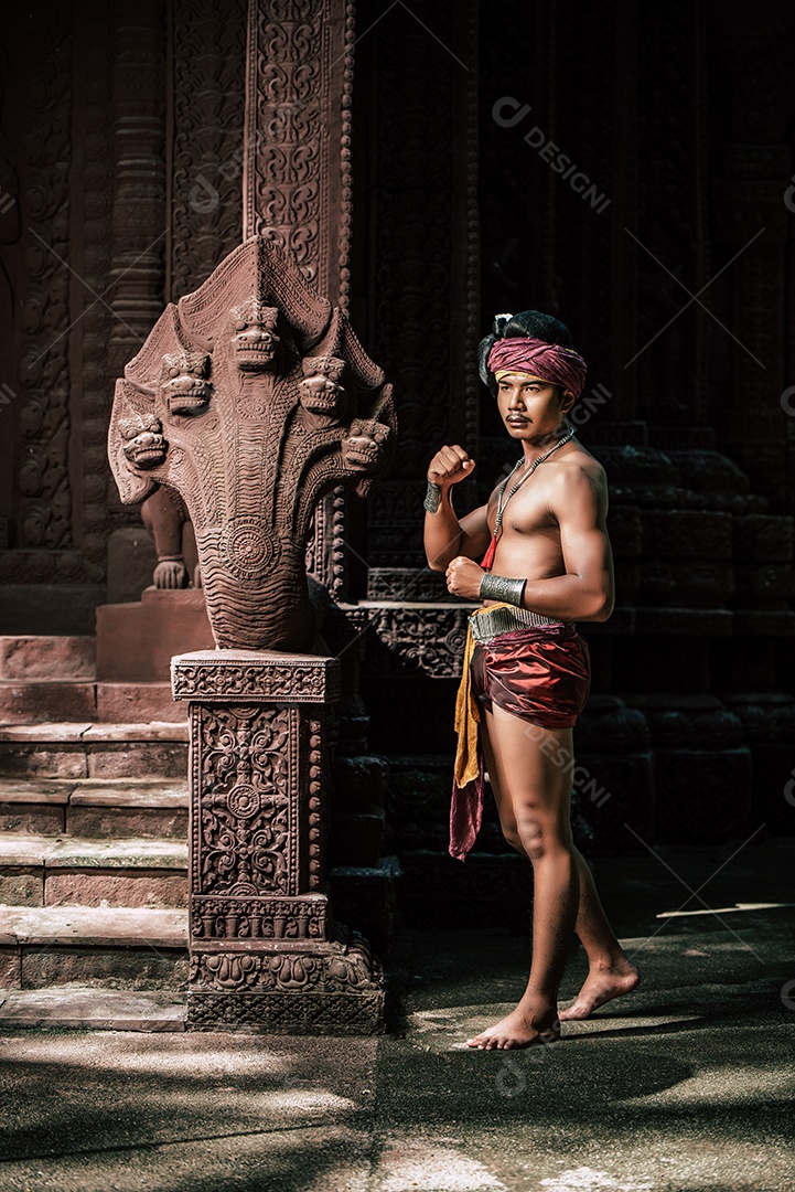 Bonito homem sem camisa em lindo vestido na lenda história de amor