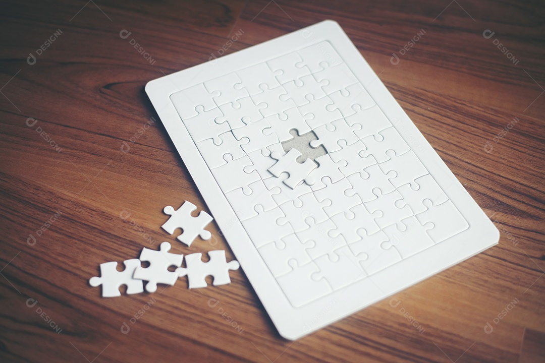 Quebra-cabeças em fundo de madeira, conceito de parceria de negócios.