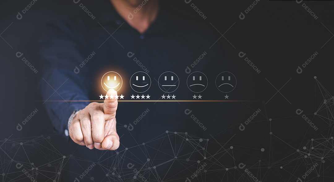 Empresário pressionando ícone emoticon rosto sorridente no toque virtual