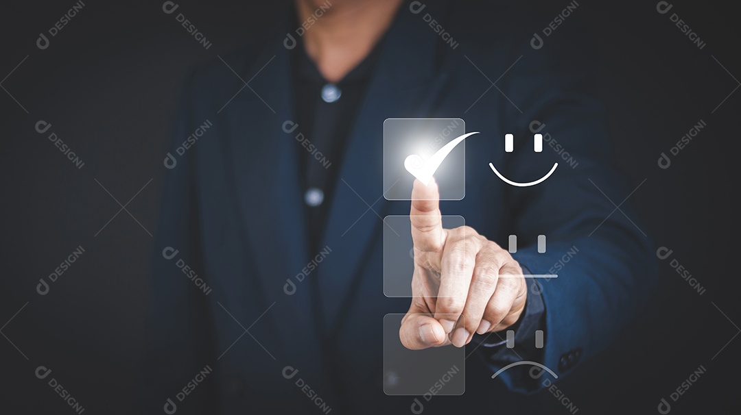 Homem de negócios está tocando na tela virtual