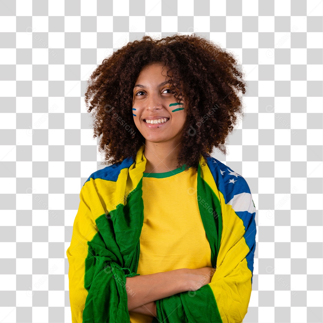 Linda mulher afro-brasileira vestida com a bandeira do Brasil e pinturas verde e amarela no rosto