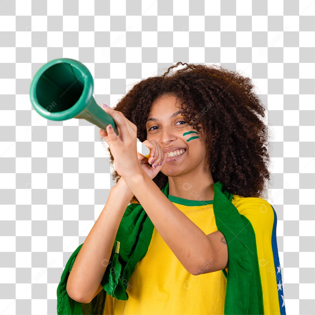 Linda mulher afro-brasileira vestida com a bandeira do Brasil e pinturas verde e amarela no rosto