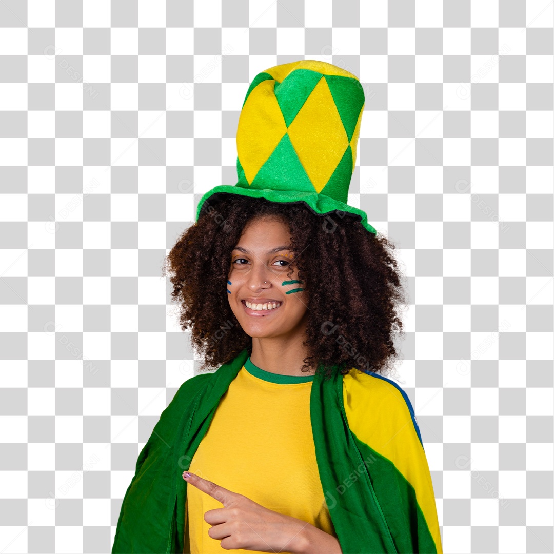 Linda mulher afro-brasileira vestida com a bandeira do Brasil e pinturas verde e amarela no rosto