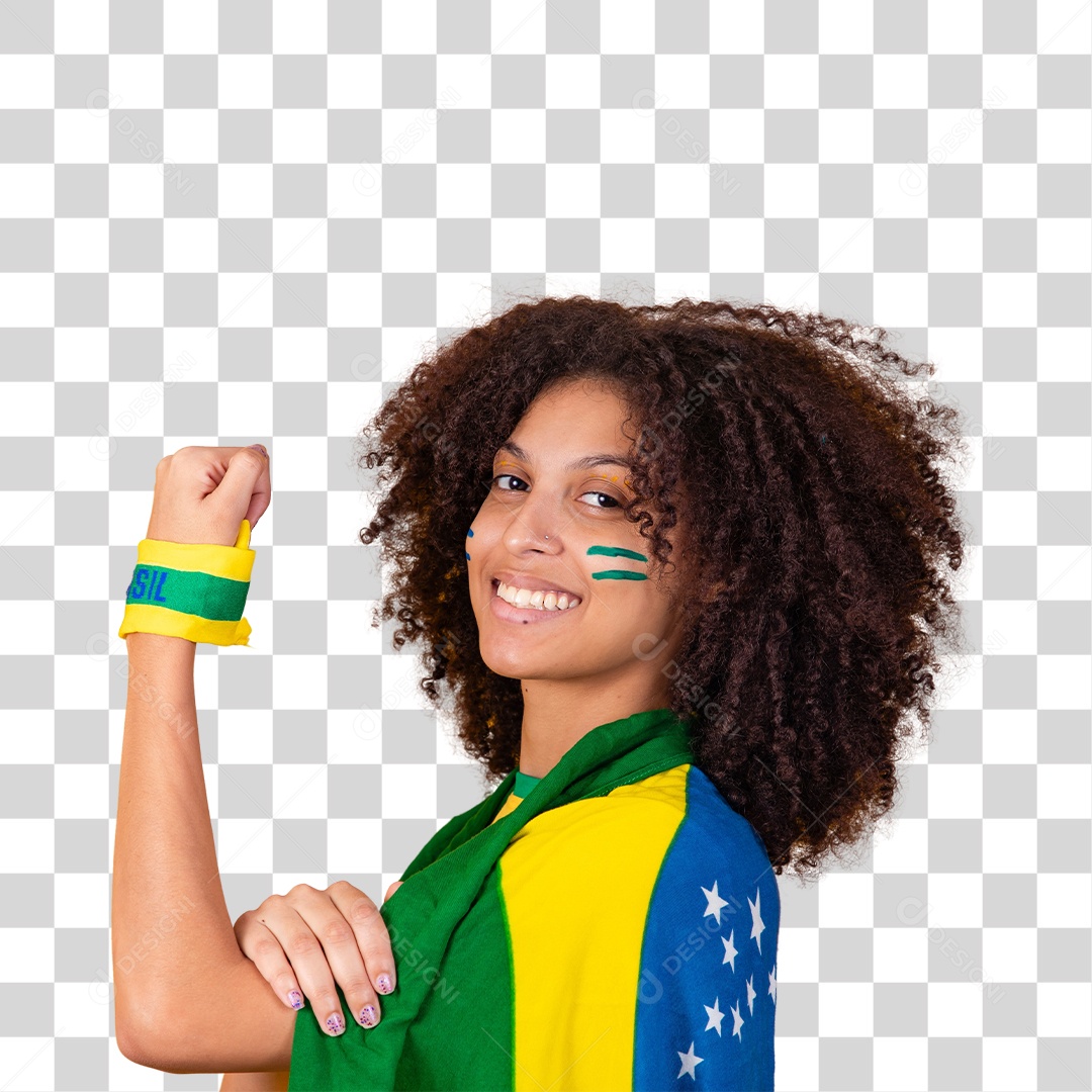 Linda mulher afro-brasileira vestida com a bandeira do Brasil e pinturas verde e amarela no rosto