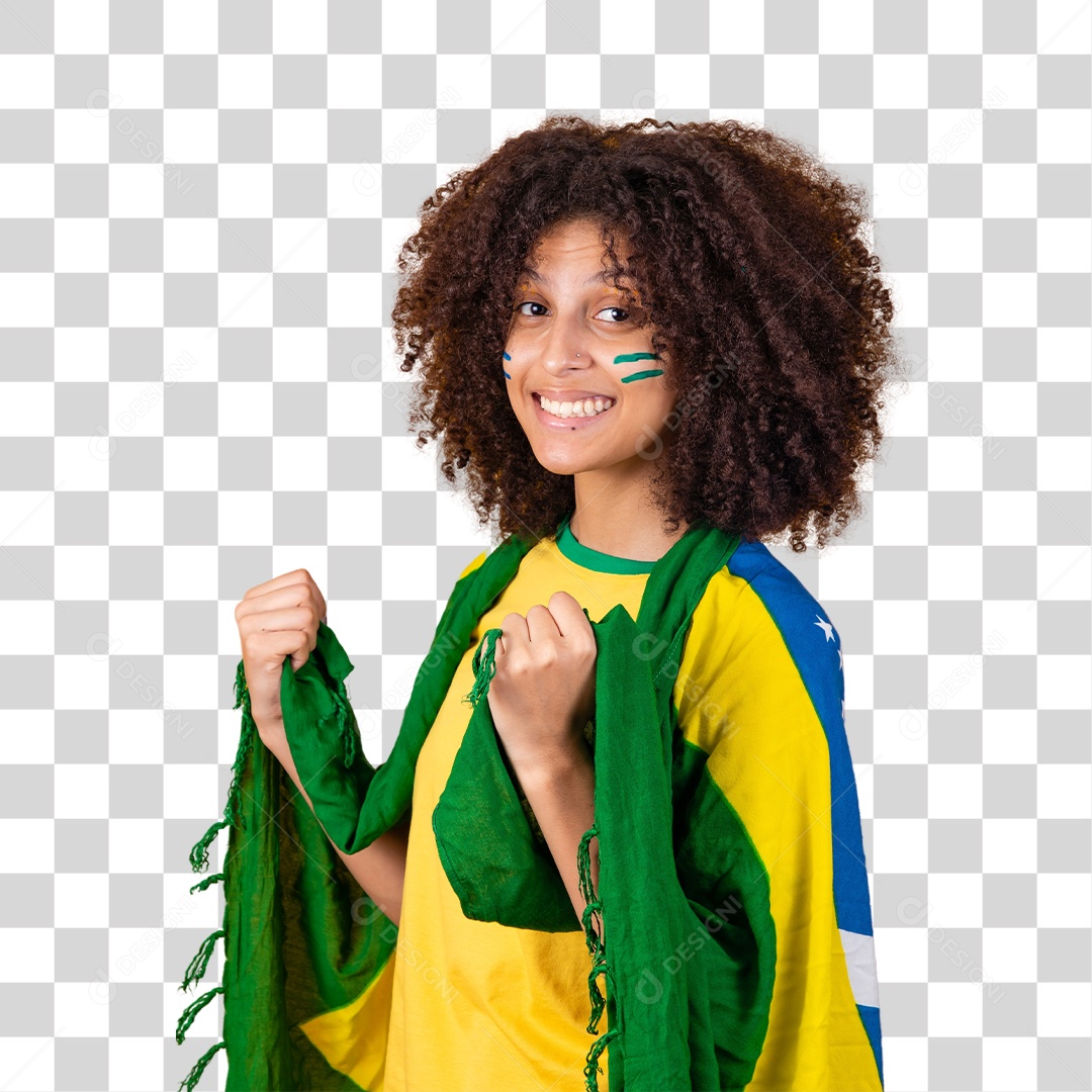 Linda mulher afro-brasileira vestida com a bandeira do Brasil e pinturas verde e amarela no rosto