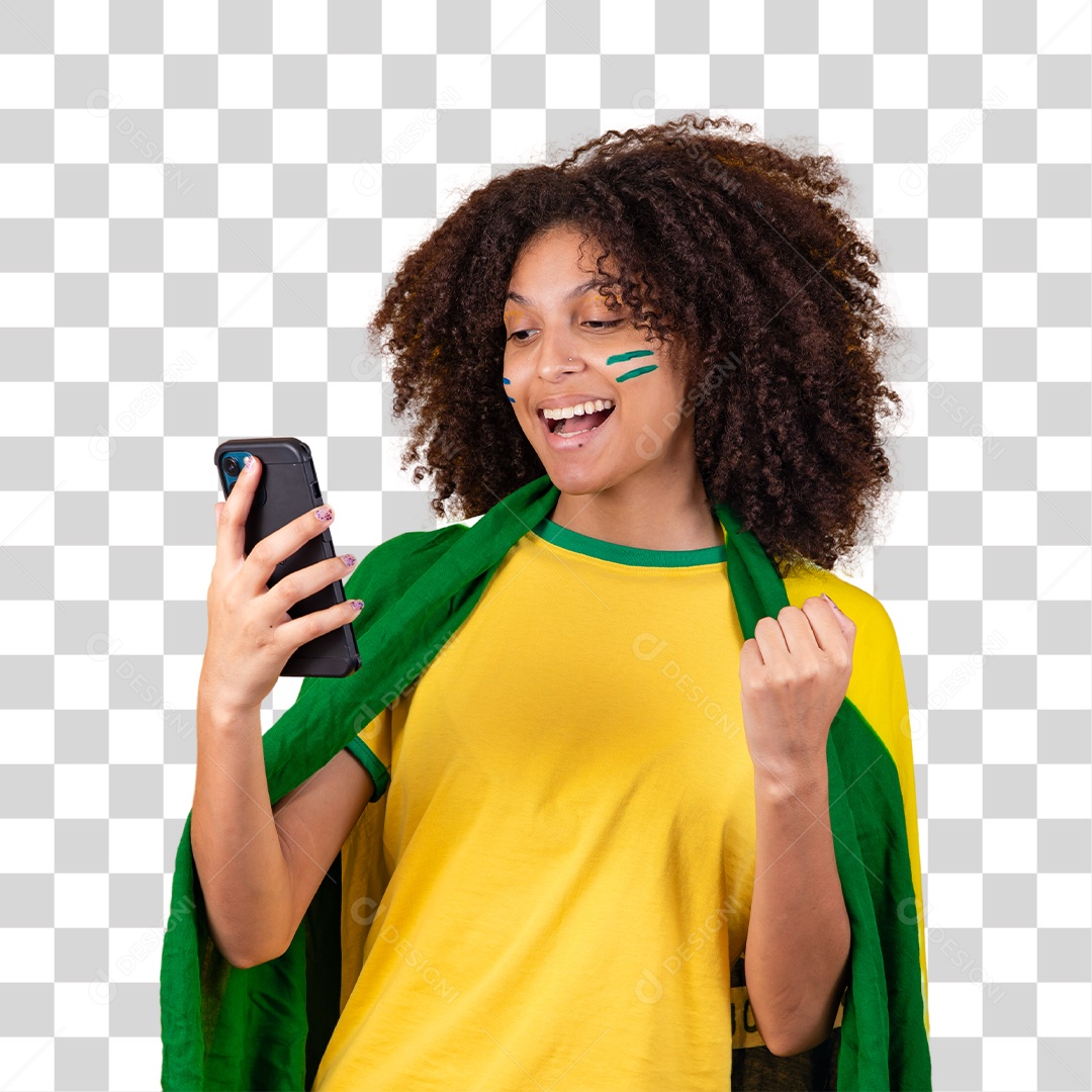 Linda mulher afro-brasileira vestida com a bandeira do Brasil e pinturas verde e amarela no rosto segurando um smartphone celular