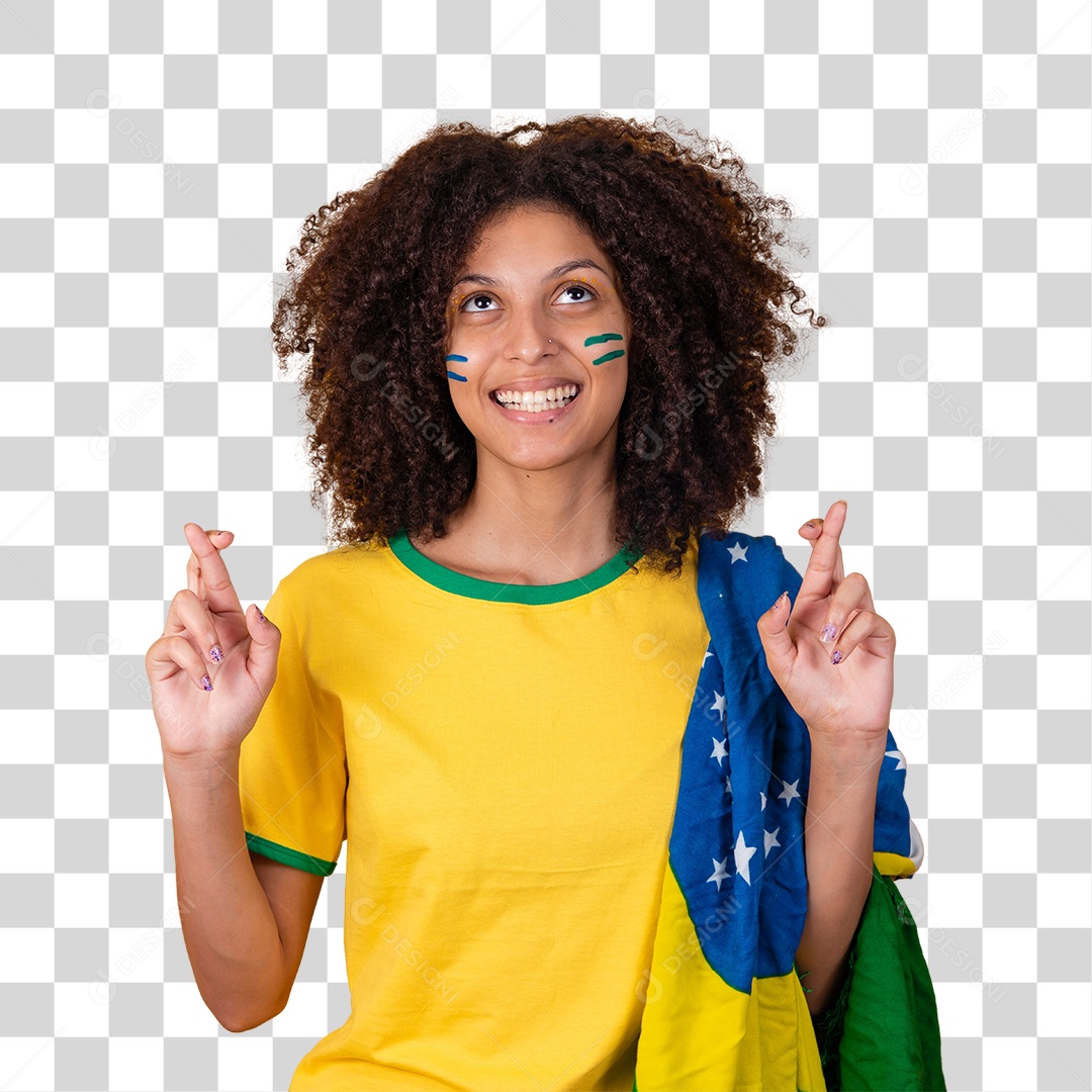 Linda mulher afro-brasileira vestida com a bandeira do Brasil e pinturas verde e amarela no rosto
