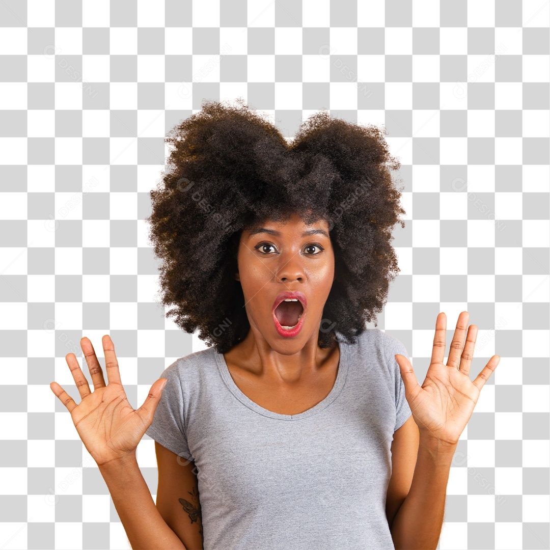 Mulher negra sorridente usando uma camiseta cinza fazendo sinal de surpresa