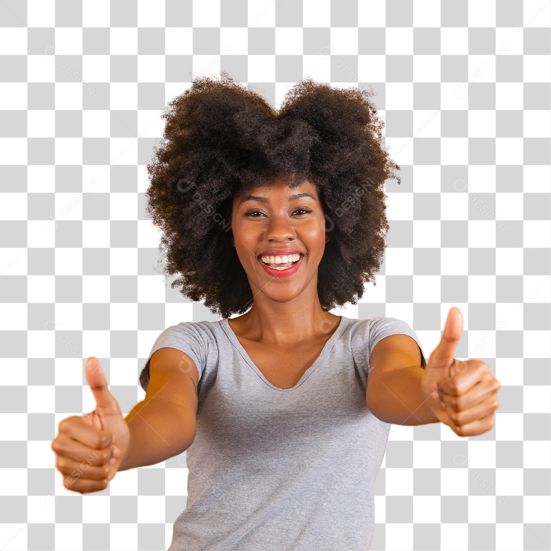 Mulher negra sorridente usando uma camiseta cinza fazendo sinal de positivo
