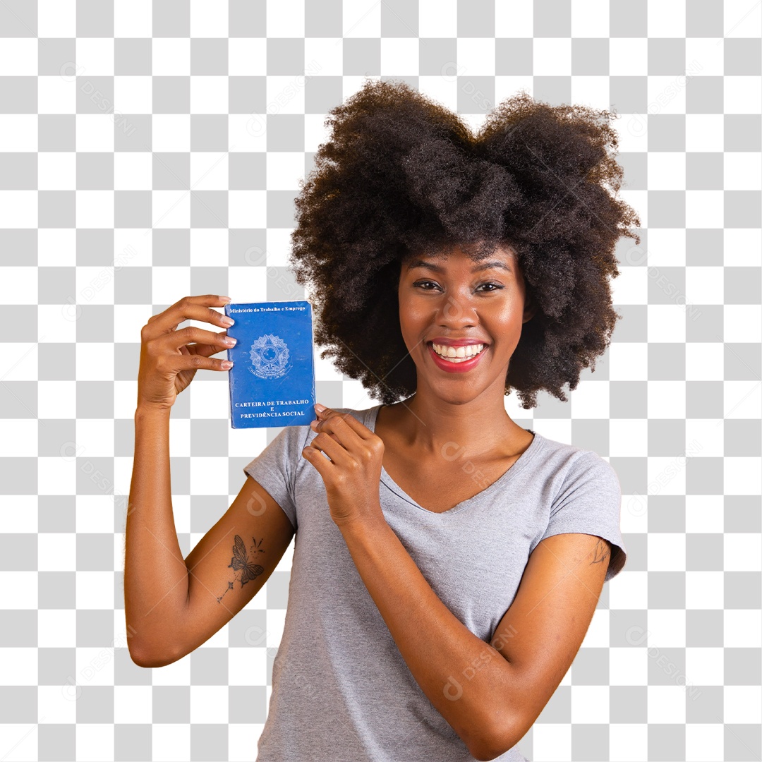 Mulher negra sorridente usando uma camiseta cinza segurando uma carteira de trabalho