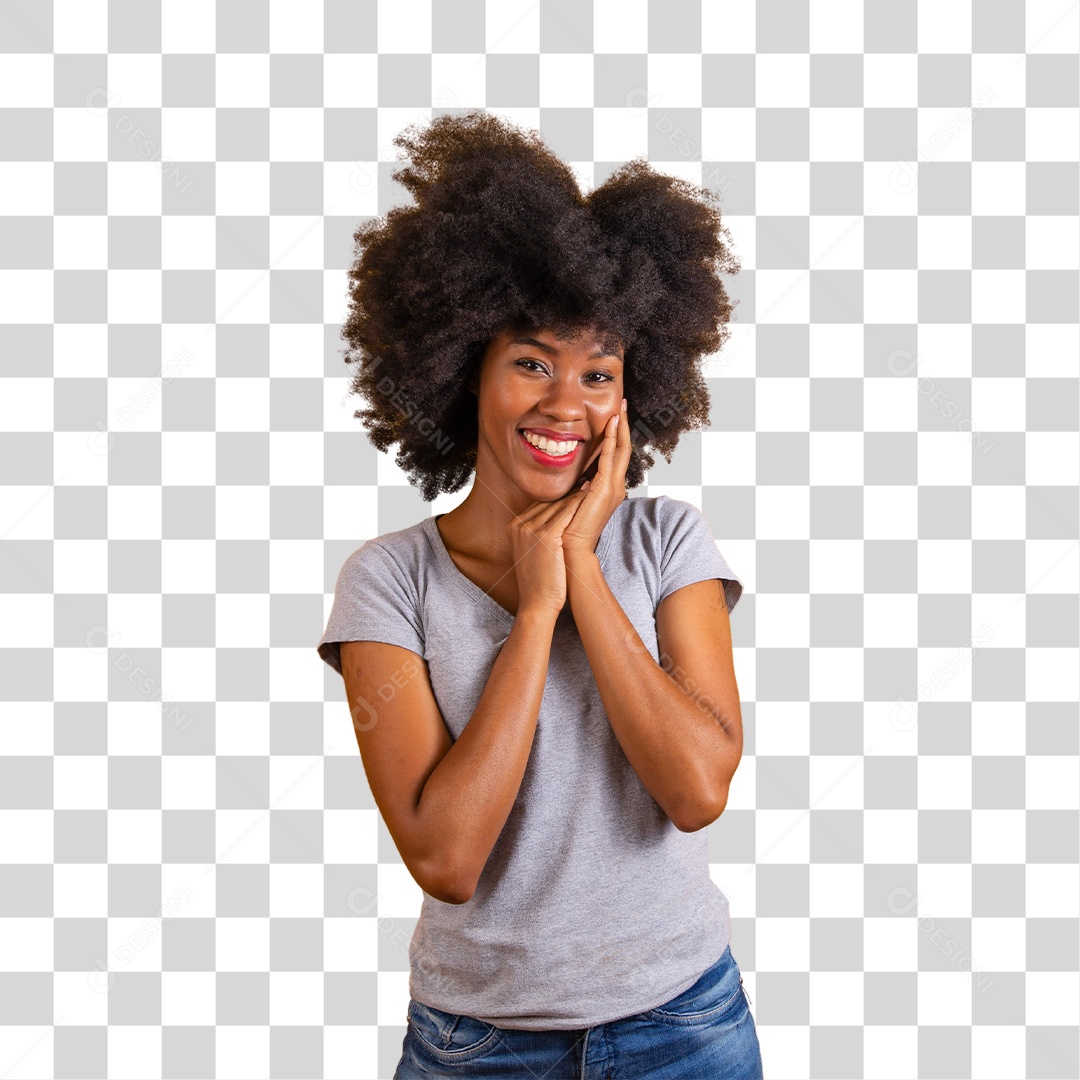 Mulher negra sorridente usando uma camiseta cinza