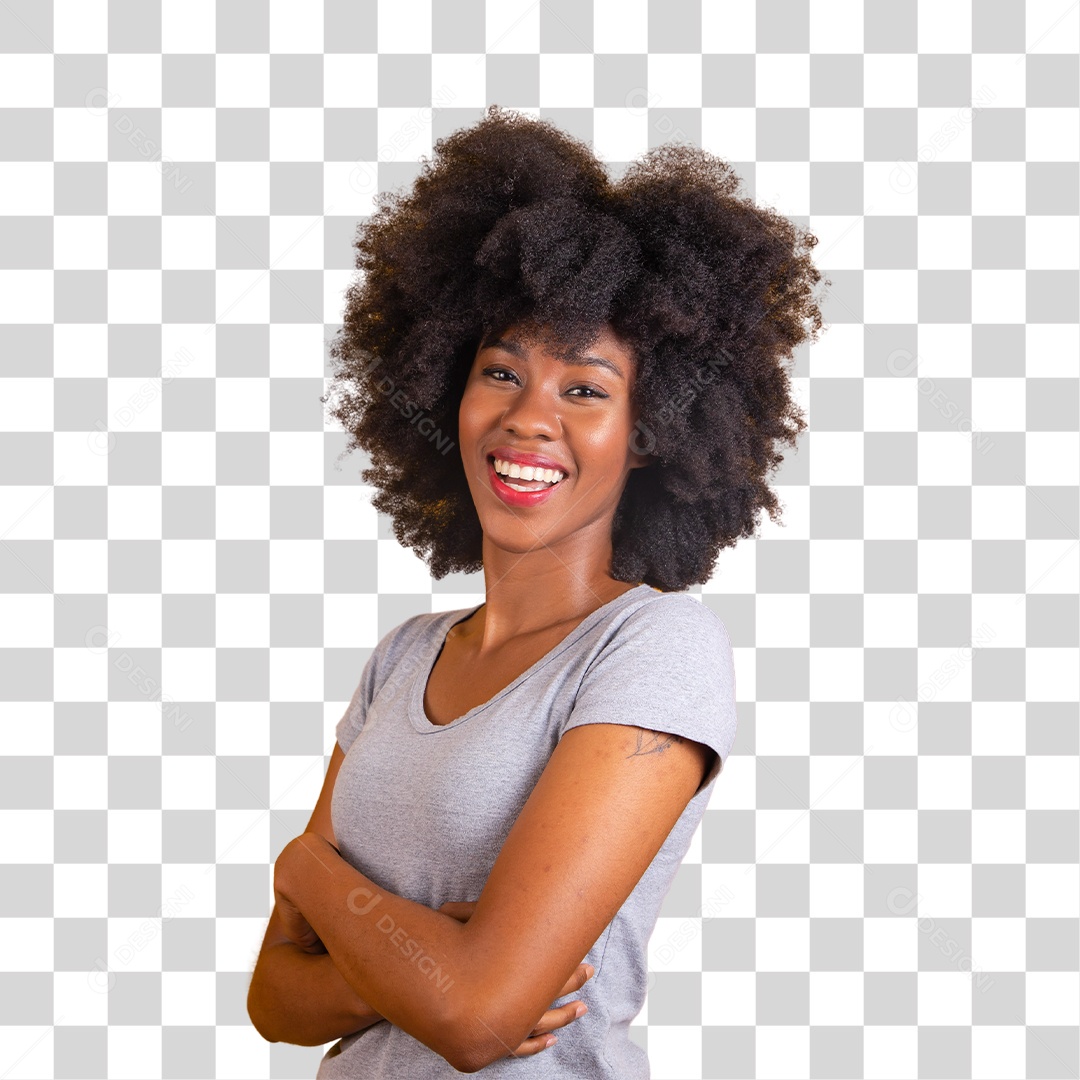 Mulher negra sorridente usando uma camiseta cinza