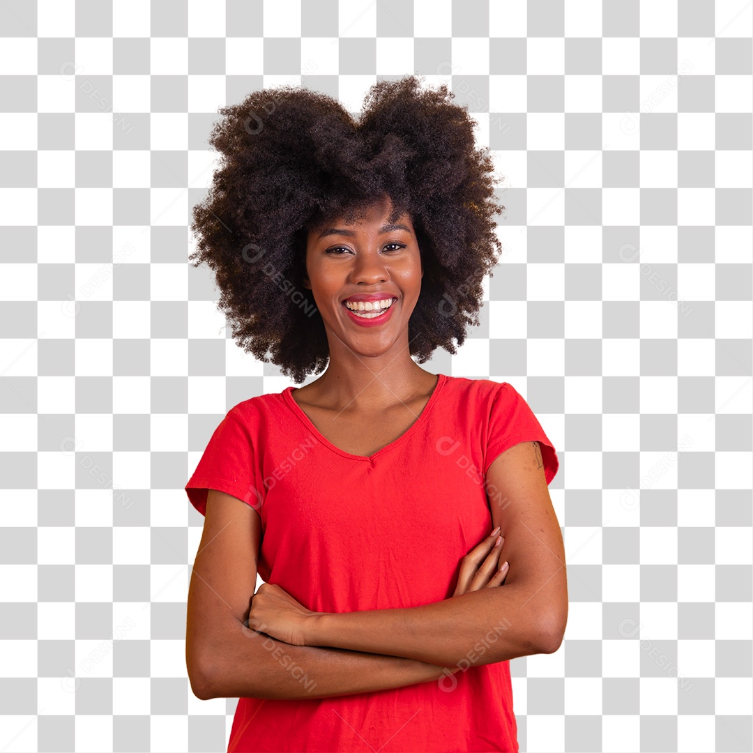 Mulher negra sorridente usando uma camiseta vermelha