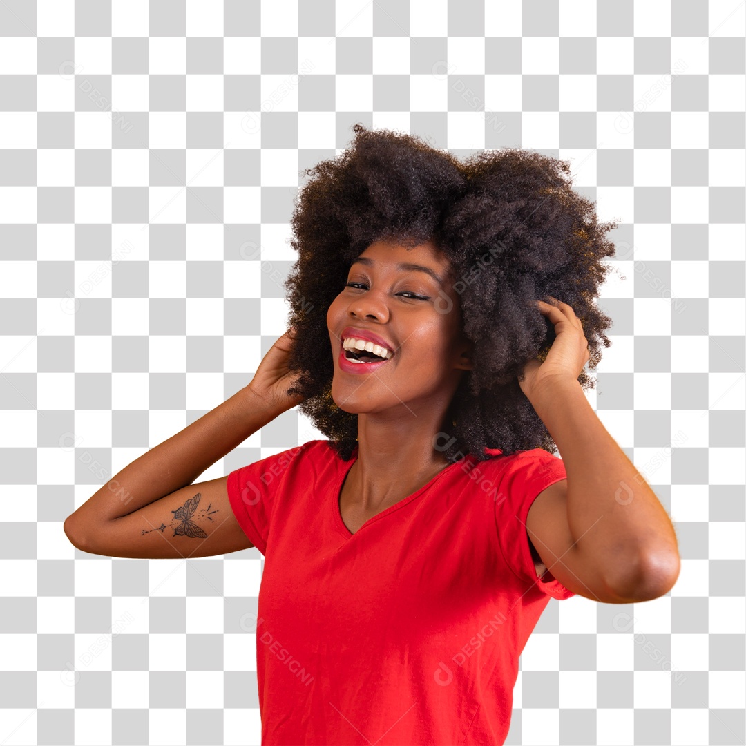 Mulher negra sorridente usando uma camiseta vermelha