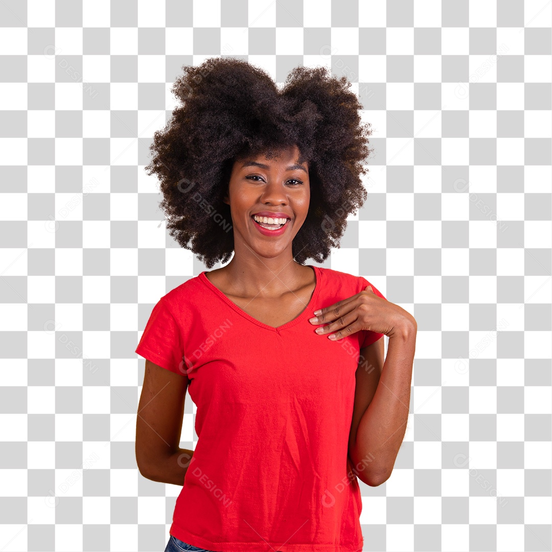 Mulher negra sorridente usando uma camiseta vermelha