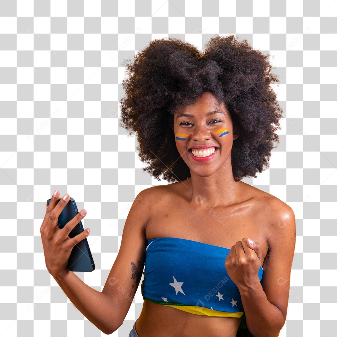 Linda mulher negra brasileira vestida com a bandeira do Brasil segurando um celular