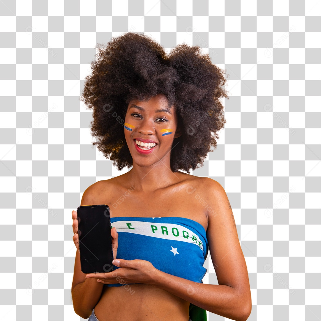 Linda mulher negra brasileira vestida com a bandeira do Brasil segurando um celular