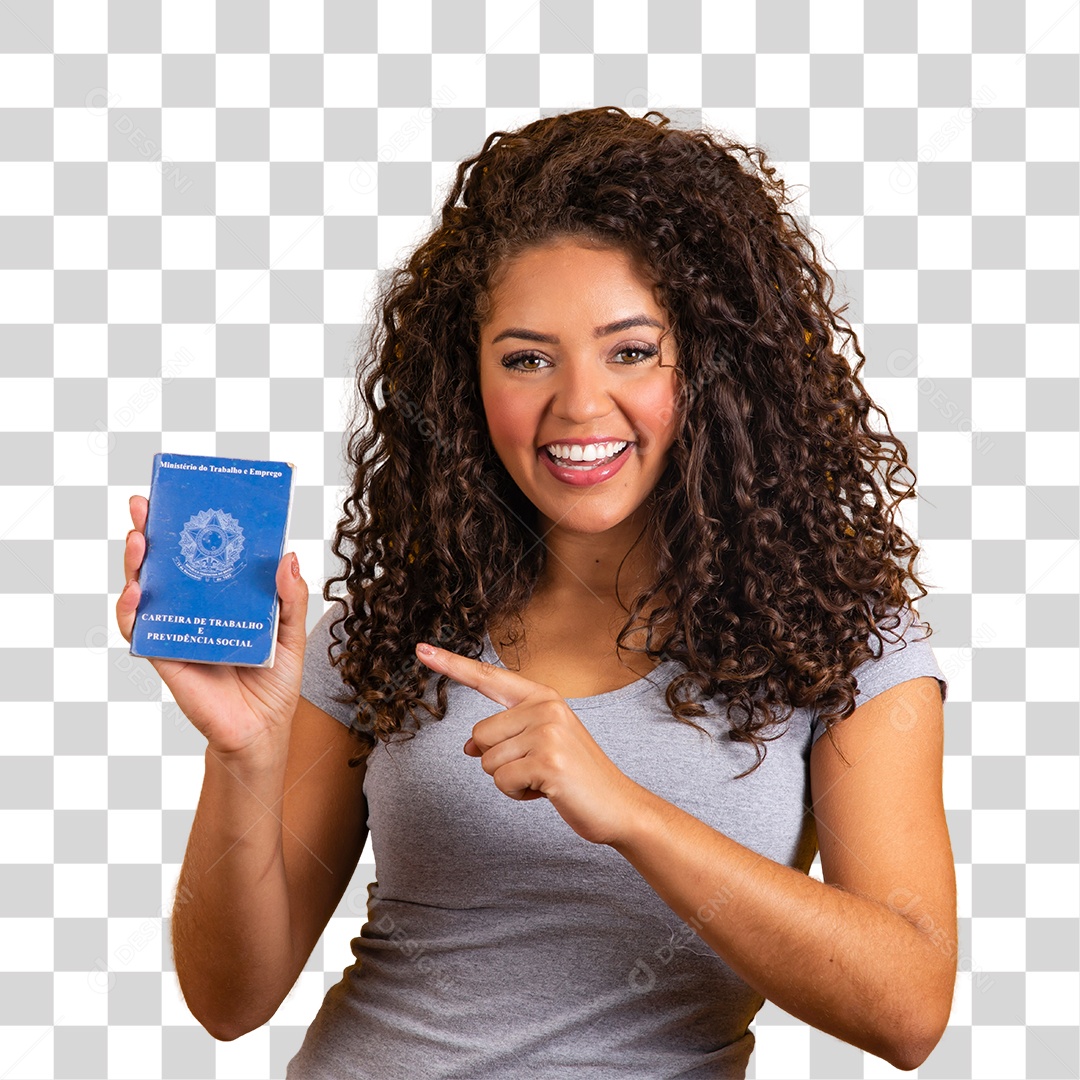 Mulher afro sorridente usando uma camiseta cinza segurando carteira de trabalho