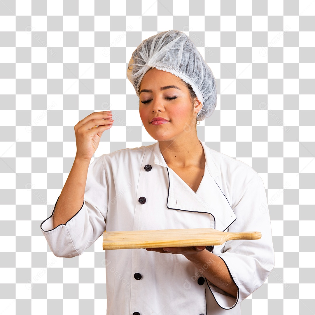 Mulher afro sorridente usando uma camiseta cinza com capacete de segurança  segurando projeto