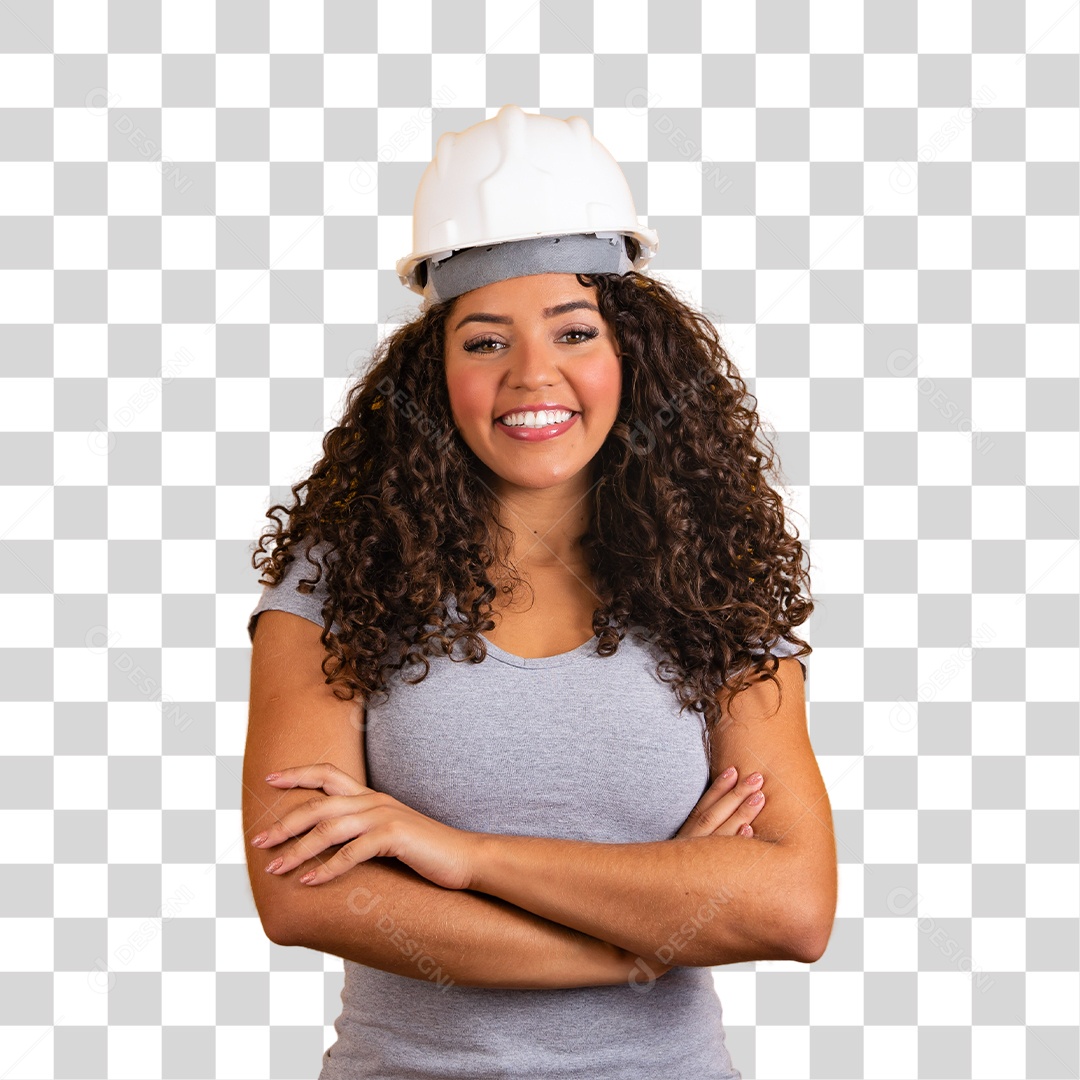 Mulher afro sorridente usando uma camiseta cinza com capacete de segurança