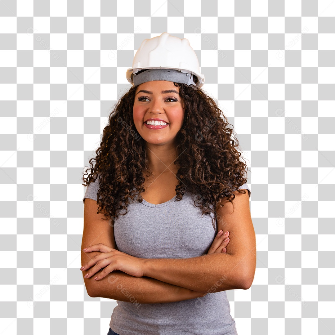 Mulher afro sorridente usando uma camiseta cinza com capacete de segurança