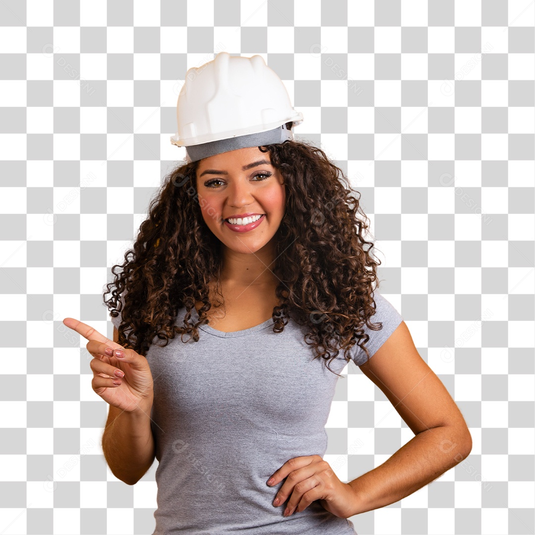 Mulher afro sorridente usando uma camiseta cinza com capacete de segurança apontando para  o lado