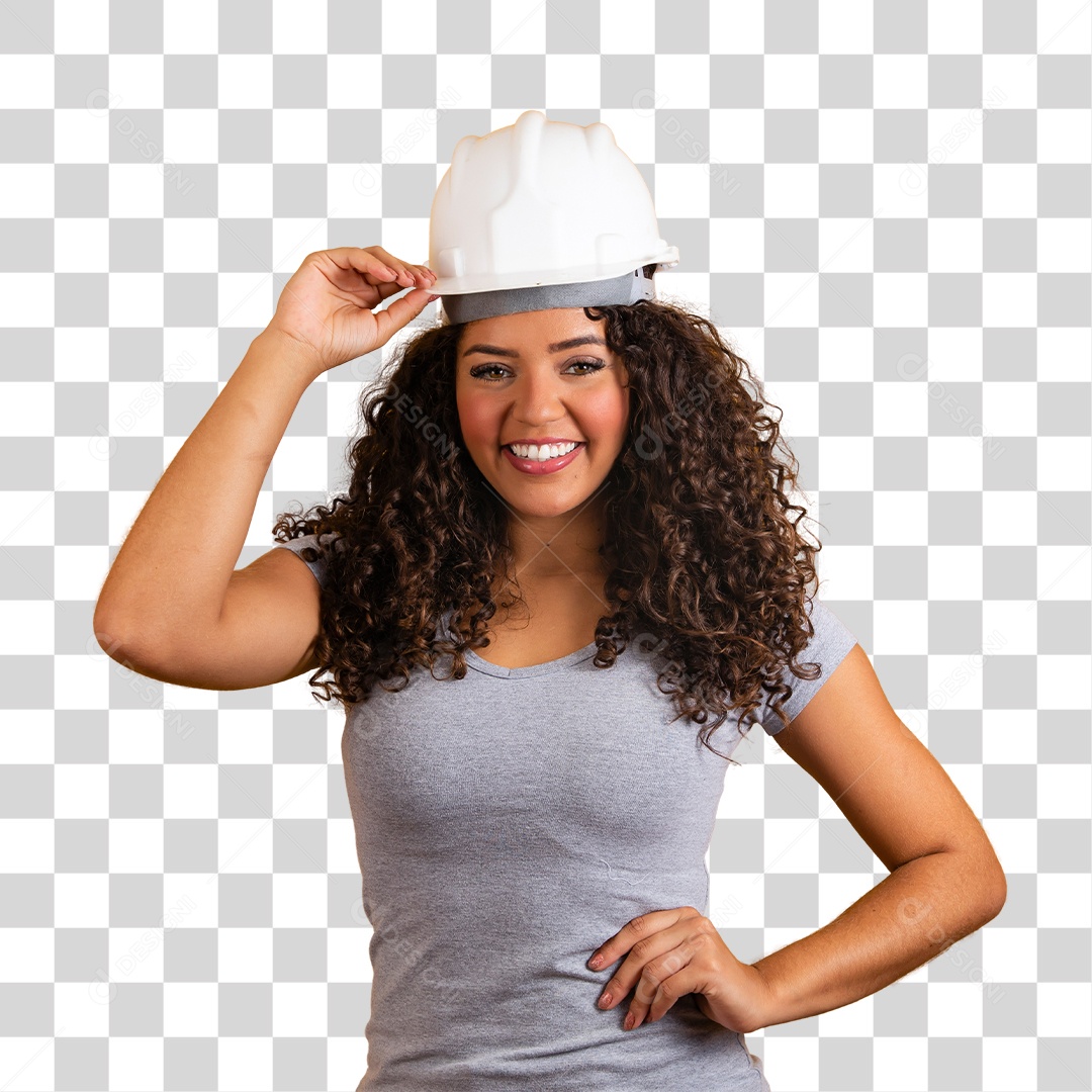 Mulher afro sorridente usando uma camiseta cinza com capacete de segurança