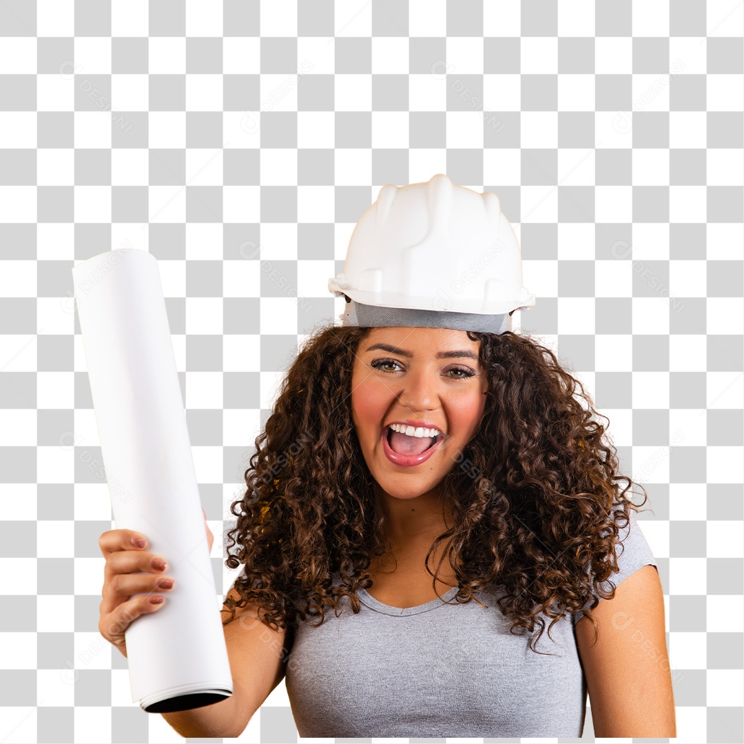 Mulher afro sorridente usando uma camiseta cinza com capacete de segurança  segurando projeto