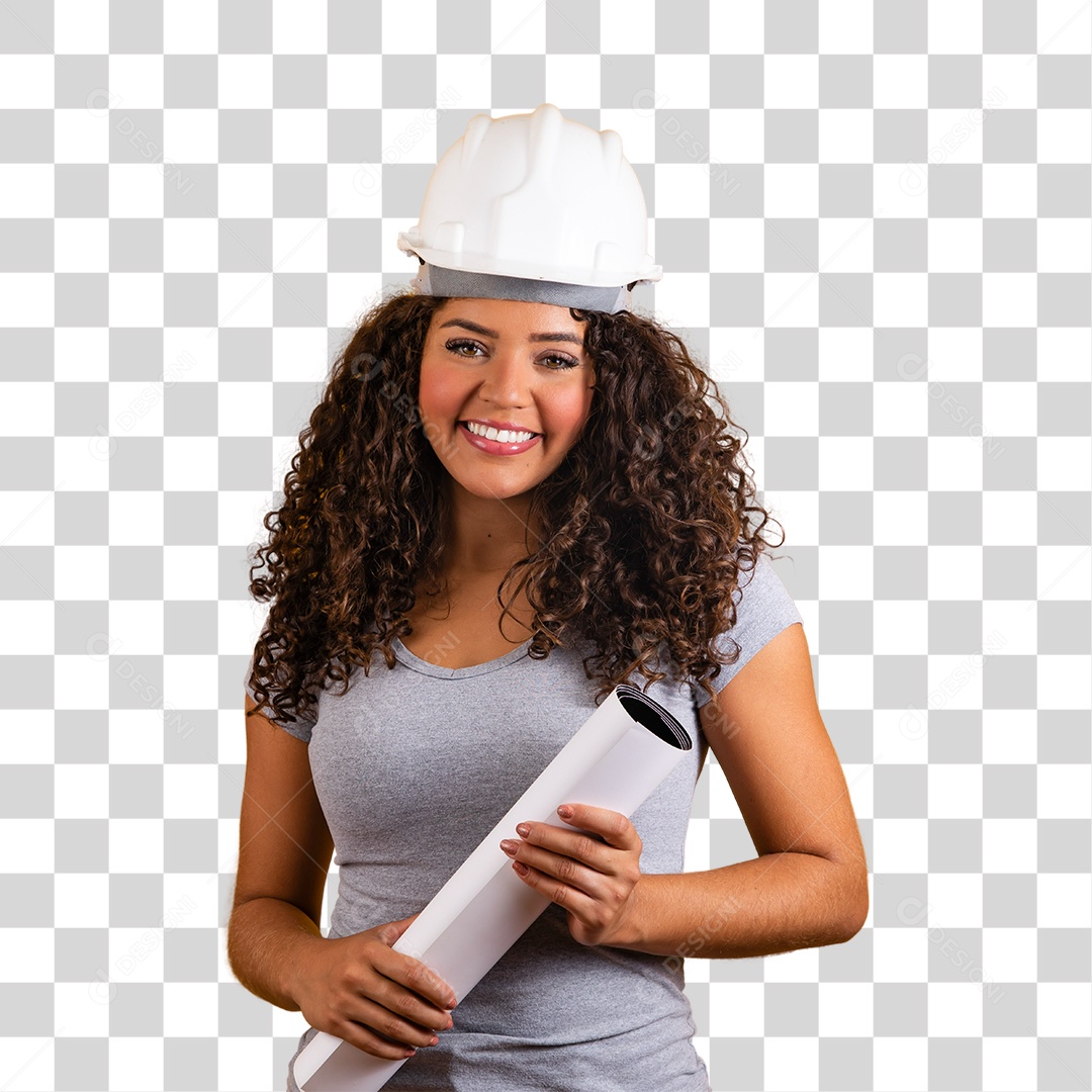 Mulher afro sorridente usando uma camiseta cinza com capacete de segurança  segurando projeto