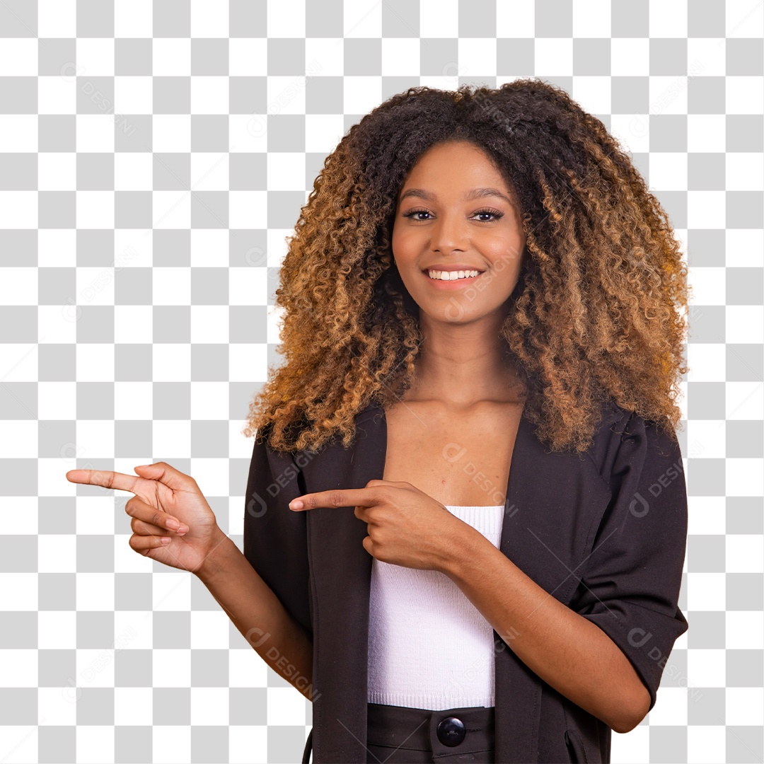 Mulher afro sorridente usando roupa formal
