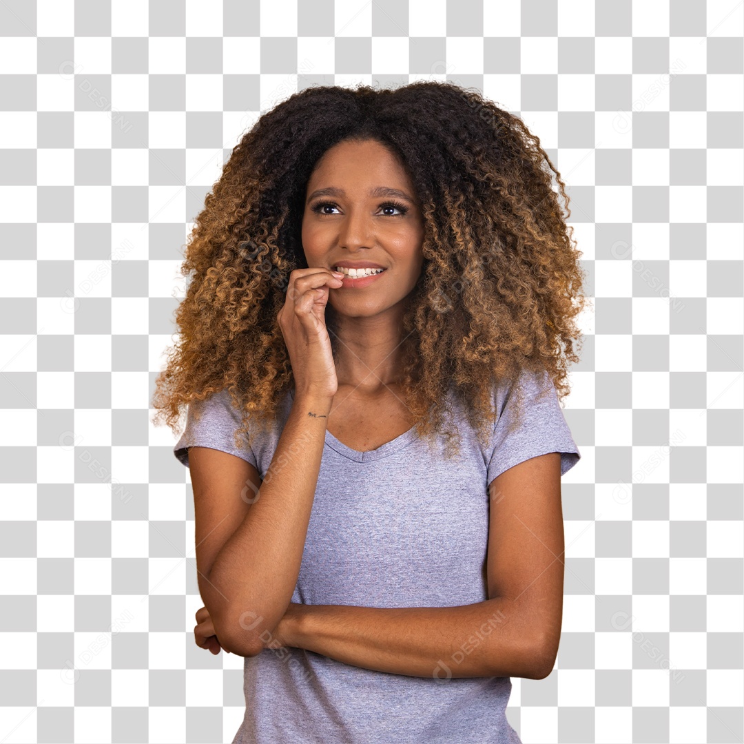 Mulher afro sorridente usando uma camiseta cinza fazendo gestos