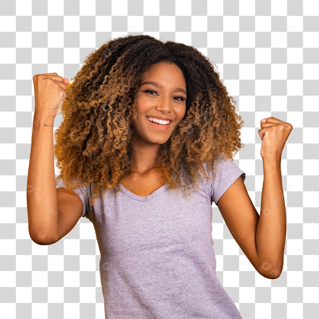 Mulher afro sorridente usando uma camiseta cinza fazendo gestos