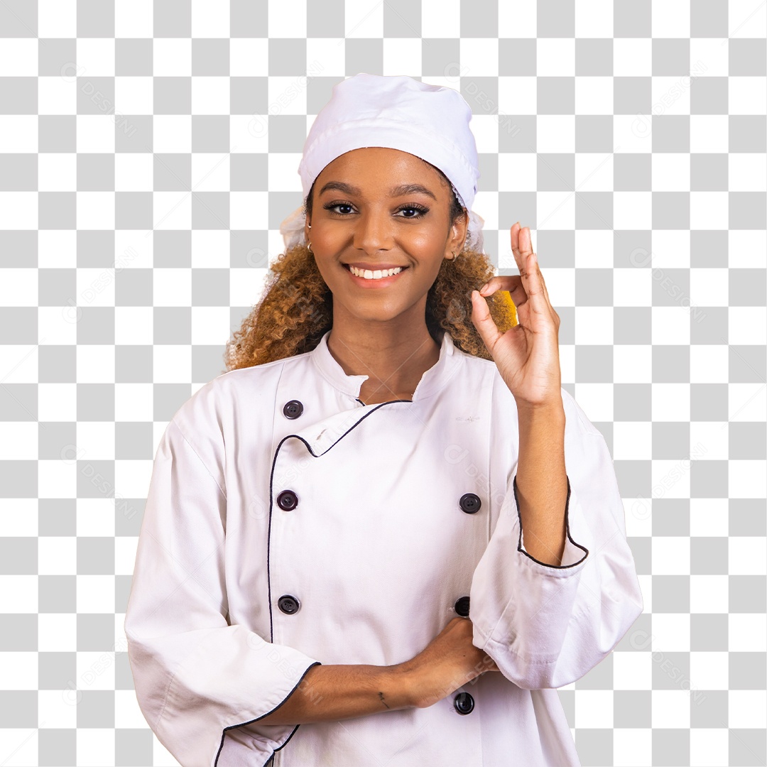 Mulher afro sorridente usando uma camiseta cinza com capacete de segurança  segurando projeto
