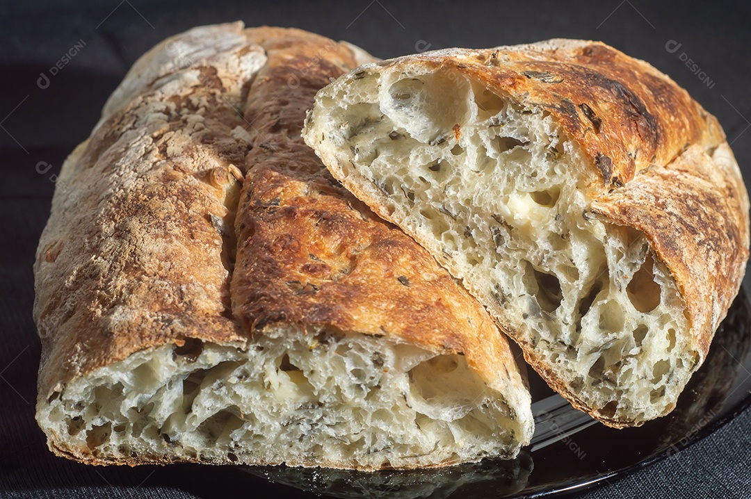 Pão artesanal com fermentação natural colocado em prato preto