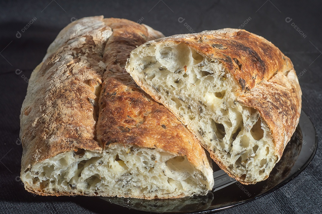 Pão artesanal com fermentação natural colocado em prato preto