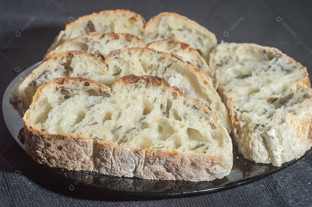 Pão artesanal com fermentação natural colocado em prato preto