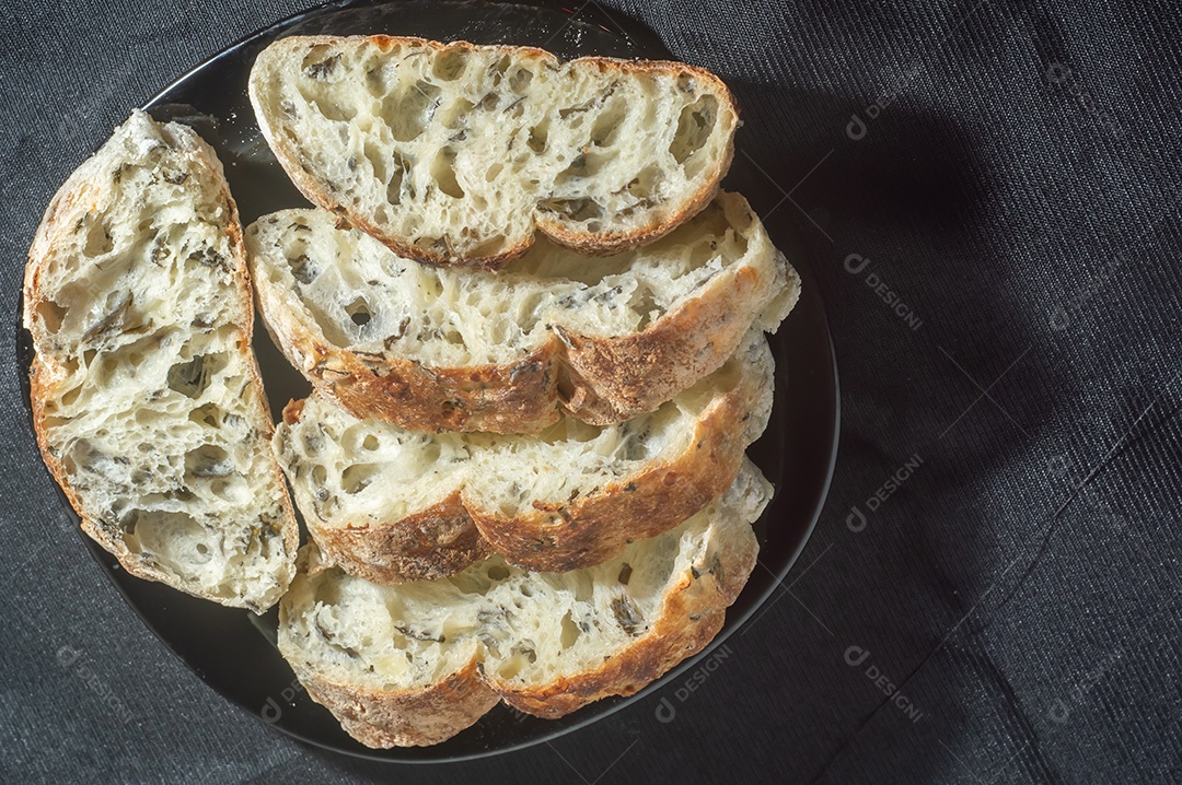 Pão artesanal com fermentação natural colocado em prato preto