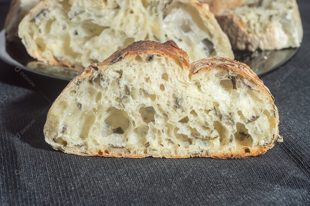 Pão artesanal com fermentação natural colocado em prato preto