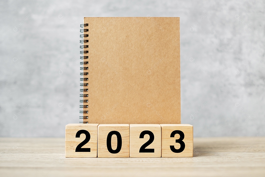 2023 Feliz ano novo com caderno em branco e número de madeira. contagem regressiva, resolução, metas, plano, ação e conceito de missão