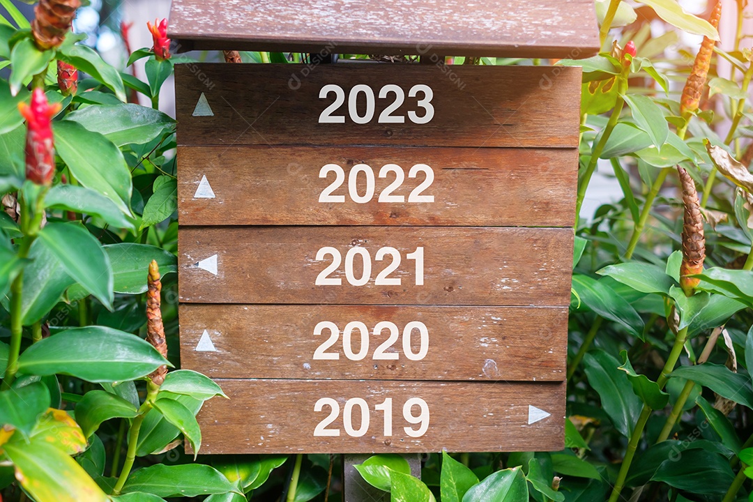 Placa de madeira com os anos de 2023, 2022, 2021, 2020 e 2019.