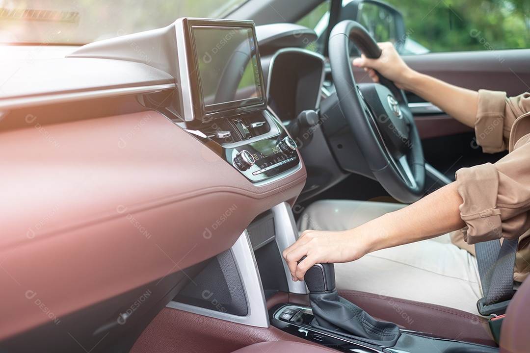 motorista de mulher dirigindo um carro na estrada, controlando a direção da mão